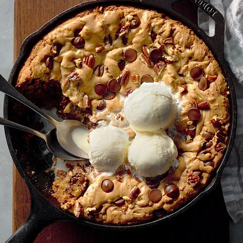 Chocolate-Pecan-Skillet-Cookie_EXPS_CIMZ17_213117_B09_16_4b