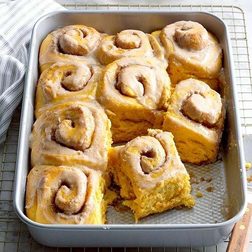 Pretty-Pumpkin-Cinnamon-Buns_EXPS_UGFBMZ17_41373_B05_03_2b-5