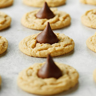 Peanut-Butter-Blossom-Cookies_EXPS_HCBZ22_166861_DR_05_26_1b